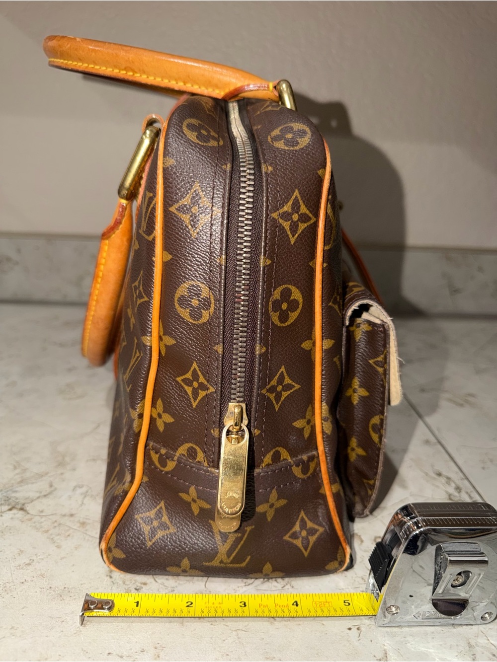Authentic Louis Vuitton Manhattan GM - Picture 10 of 15